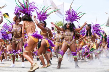 TORONONTO, ONTARIO, CANADA - 3 Ağustos 2019: Kuzey Amerika 'nın en büyük sokak festivallerinden biri olan Toronto Karayip Karnaval Büyük Geçidi katılımcıları.