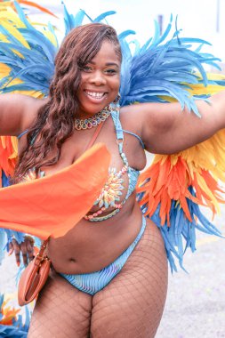 TORONONTO, ONTARIO, CANADA - 3 Ağustos 2019: Kuzey Amerika 'nın en büyük sokak festivallerinden biri olan Toronto Karayip Karnaval Büyük Geçidi katılımcıları.