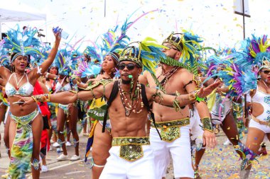 TORONONTO, ONTARIO, CANADA - 3 Ağustos 2019: Kuzey Amerika 'nın en büyük sokak festivallerinden biri olan Toronto Karayip Karnaval Büyük Geçidi katılımcıları.