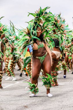 TORONONTO, ONTARIO, CANADA - 3 Ağustos 2019: Kuzey Amerika 'nın en büyük sokak festivallerinden biri olan Toronto Karayip Karnaval Büyük Geçidi katılımcıları.