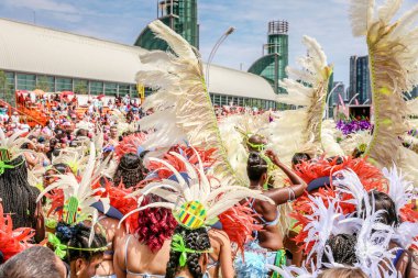 TORONONTO, ONTARIO, CANADA - 3 Ağustos 2019: Kuzey Amerika 'nın en büyük sokak festivallerinden biri olan Toronto Karayip Karnaval Büyük Geçidi katılımcıları.