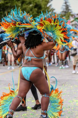 TORONONTO, ONTARIO, CANADA - 3 Ağustos 2019: Kuzey Amerika 'nın en büyük sokak festivallerinden biri olan Toronto Karayip Karnaval Büyük Geçidi katılımcıları.