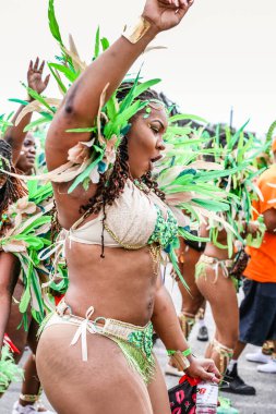 TORONONTO, ONTARIO, CANADA - 3 Ağustos 2019: Kuzey Amerika 'nın en büyük sokak festivallerinden biri olan Toronto Karayip Karnaval Büyük Geçidi katılımcıları.