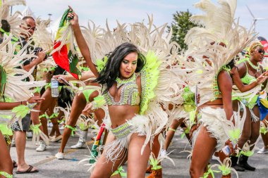 TORONONTO, ONTARIO, CANADA - 3 Ağustos 2019: Kuzey Amerika 'nın en büyük sokak festivallerinden biri olan Toronto Karayip Karnaval Büyük Geçidi katılımcıları.