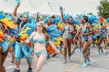 TORONONTO, ONTARIO, CANADA - 3 Ağustos 2019: Kuzey Amerika 'nın en büyük sokak festivallerinden biri olan Toronto Karayip Karnaval Büyük Geçidi katılımcıları.
