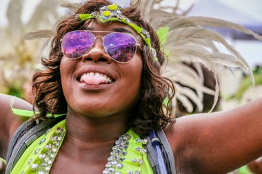 TORONONTO, ONTARIO, CANADA - 3 Ağustos 2019: Kuzey Amerika 'nın en büyük sokak festivallerinden biri olan Toronto Karayip Karnaval Büyük Geçidi katılımcıları.