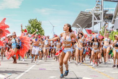 TORONONTO, ONTARIO, CANADA - 3 Ağustos 2019: Kuzey Amerika 'nın en büyük sokak festivallerinden biri olan Toronto Karayip Karnaval Büyük Geçidi katılımcıları.
