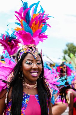 TORONONTO, ONTARIO, CANADA - 3 Ağustos 2019: Kuzey Amerika 'nın en büyük sokak festivallerinden biri olan Toronto Karayip Karnaval Büyük Geçidi katılımcıları.