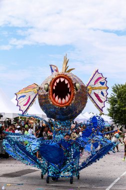 TORONONTO, ONTARIO, CANADA - 3 Ağustos 2019: Kuzey Amerika 'nın en büyük sokak festivallerinden biri olan Toronto Karayip Karnaval Büyük Geçidi katılımcıları.