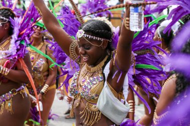 TORONONTO, ONTARIO, CANADA - 3 Ağustos 2019: Kuzey Amerika 'nın en büyük sokak festivallerinden biri olan Toronto Karayip Karnaval Büyük Geçidi katılımcıları.