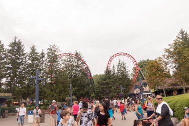 VAUGHAN, CANADA - 28 AĞUSTOS 2018: Kanada 'nın Harikalar Diyarı' ndaki Dragonfire Double Looper roller coaster.