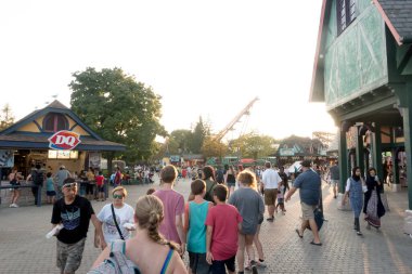 VAUGHAN, CANADA - 28 AĞUSTOS 2018: İnsanlar Kanada 'nın Harikalar Diyarı' nda Leviathan hız treni kuyruğunda bekliyor.