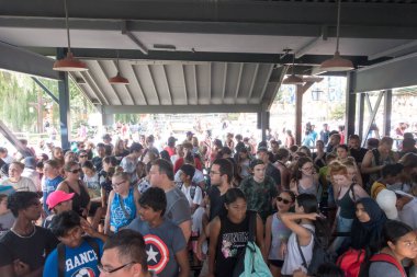 VAUGHAN, CANADA - 28 AĞUSTOS 2018: İnsanlar Kanada 'nın Harikalar Diyarı' nda Leviathan hız treni kuyruğunda bekliyor.