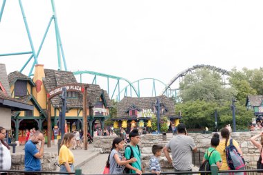VAUGHAN, CANADA - 28 AĞUSTOS 2018: Kanada 'nın Harikalar Diyarı' ndaki Dragonfire Double Looper roller coaster.