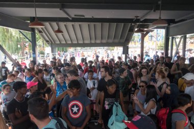 VAUGHAN, CANADA - 28 AĞUSTOS 2018: İnsanlar Kanada 'nın Harikalar Diyarı' nda Leviathan hız treni kuyruğunda bekliyor.