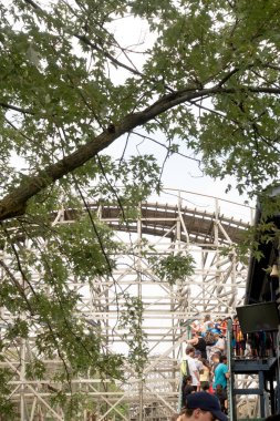 VAUGHAN, CANADA - 28 AĞUSTOS 2018: Kanada 'nın Harikalar Diyarı' ndaki Dragonfire Double Looper roller coaster.