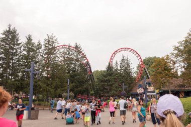 VAUGHAN, CANADA - 28 AĞUSTOS 2018: Kanada 'nın Harikalar Diyarı' ndaki Dragonfire Double Looper roller coaster.