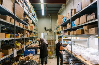 TORONONONONTO, ONTARIO, CANADA - YAHUDİ Gıda BANKASI 'nda çalışan insanlar, COVID-19 PANDEMIK' i çökertmek için ailelere yiyecek hazırlıyorlar.