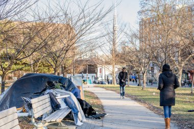 TORONONONONONTO, ONTARIO, CANADA - 7 ARALIK 2020 ARALIK: İKTİLERİNDE Çadır şehirleri COVID-19 PANDEMIK.