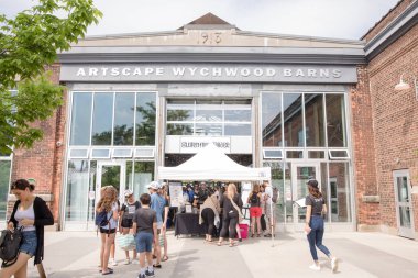Toronto, Ontario, Kanada - 27 Mayıs 2018 Glutten Ücretsiz Gıda Etkinliği, WYCHWOOD BARS 'ta insanlar yemek yiyor.