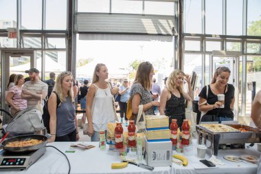 Toronto, Ontario, Kanada - 27 Mayıs 2018 Glutten Ücretsiz Gıda Etkinliği, WYCHWOOD BARS 'ta insanlar yemek yiyor.