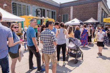 Toronto, Ontario, Kanada - 27 Mayıs 2018 Glutten Ücretsiz Gıda Etkinliği, WYCHWOOD BARS 'ta insanlar yemek yiyor.
