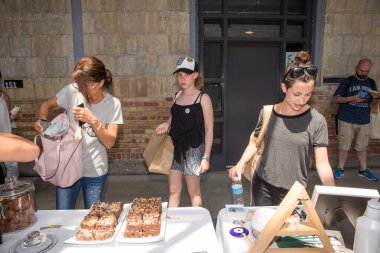 Toronto, Ontario, Kanada - 27 Mayıs 2018 Glutten Ücretsiz Gıda Etkinliği, WYCHWOOD BARS 'ta insanlar yemek yiyor.