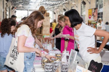 Toronto, Ontario, Kanada - 27 Mayıs 2018 Glutten Ücretsiz Gıda Etkinliği, WYCHWOOD BARS 'ta insanlar yemek yiyor.