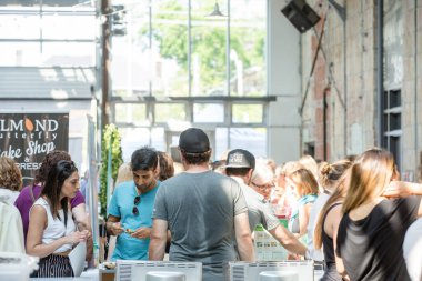 Toronto, Ontario, Kanada - 27 Mayıs 2018 Glutten Ücretsiz Gıda Etkinliği, WYCHWOOD BARS 'ta insanlar yemek yiyor.
