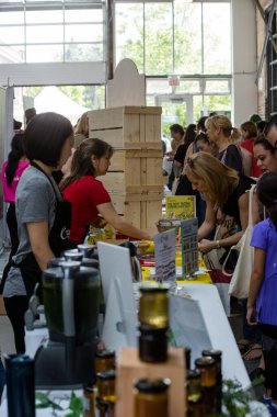 Toronto, Ontario, Kanada - 27 Mayıs 2018 Glutten Ücretsiz Gıda Etkinliği, WYCHWOOD BARS 'ta insanlar yemek yiyor.