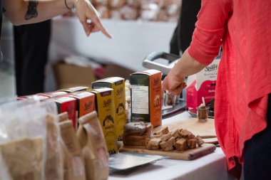 Toronto, Ontario, Kanada - 27 Mayıs 2018 Glutten Ücretsiz Gıda Etkinliği, WYCHWOOD BARS 'ta insanlar yemek yiyor.