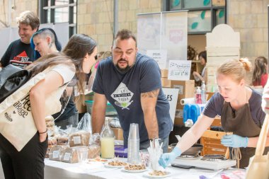 Toronto, Ontario, Kanada - 27 Mayıs 2018 Glutten Ücretsiz Gıda Etkinliği, WYCHWOOD BARS 'ta insanlar yemek yiyor.