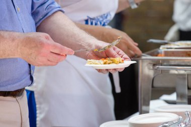 Toronto, Ontario, Kanada - 27 Mayıs 2018 Glutten Ücretsiz Gıda Etkinliği, WYCHWOOD BARS 'ta insanlar yemek yiyor.
