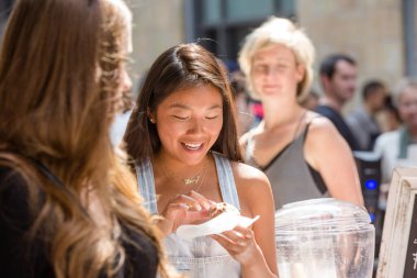 Toronto, Ontario, Kanada - 27 Mayıs 2018 Glutten Ücretsiz Gıda Etkinliği, WYCHWOOD BARS 'ta insanlar yemek yiyor.