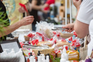 Toronto, Ontario, Kanada - 27 Mayıs 2018 Glutten Ücretsiz Gıda Etkinliği, WYCHWOOD BARS 'ta insanlar yemek yiyor.