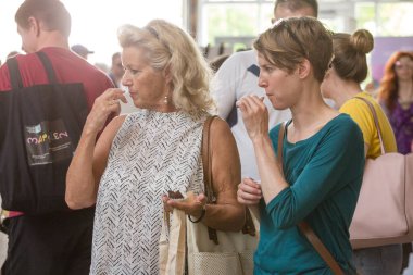 Toronto, Ontario, Kanada - 27 Mayıs 2018 Glutten Ücretsiz Gıda Etkinliği, WYCHWOOD BARS 'ta insanlar yemek yiyor.