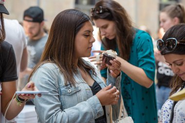 Toronto, Ontario, Kanada - 27 Mayıs 2018 Glutten Ücretsiz Gıda Etkinliği, WYCHWOOD BARS 'ta insanlar yemek yiyor.