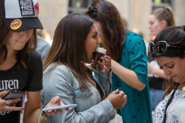 Toronto, Ontario, Kanada - 27 Mayıs 2018 Glutten Ücretsiz Gıda Etkinliği, WYCHWOOD BARS 'ta insanlar yemek yiyor.