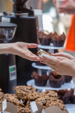Toronto, Ontario, Kanada - 27 Mayıs 2018 Glutten Ücretsiz Gıda Etkinliği, WYCHWOOD BARS 'ta insanlar yemek yiyor.