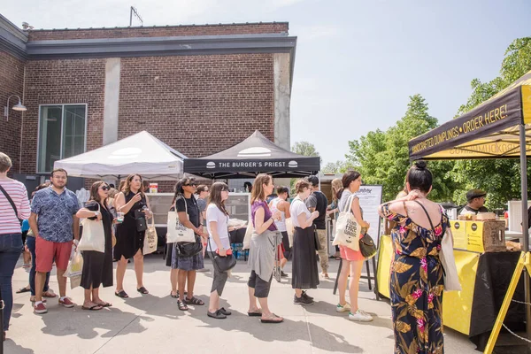 Toronto, Ontario, Kanada - 27 Mayıs 2018 Glutten Ücretsiz Gıda Etkinliği, WYCHWOOD BARS 'ta insanlar yemek yiyor.