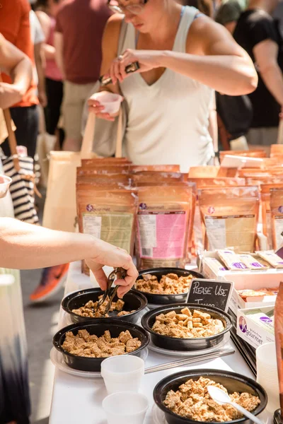 カナダのオンタリオ州トロント 5月27 2018 Wychwoodの日本総代理店グルッテンフリーフードイベント イベント中の販売のための食品 — ストック写真