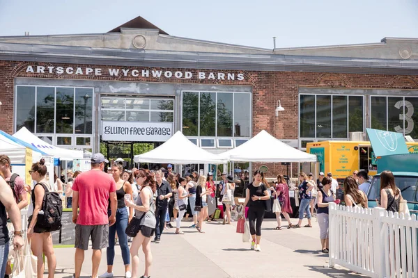 Toronto, Ontario, Kanada - 27 Mayıs 2018 Glutten Ücretsiz Gıda Etkinliği, WYCHWOOD BARS 'ta insanlar yemek yiyor.
