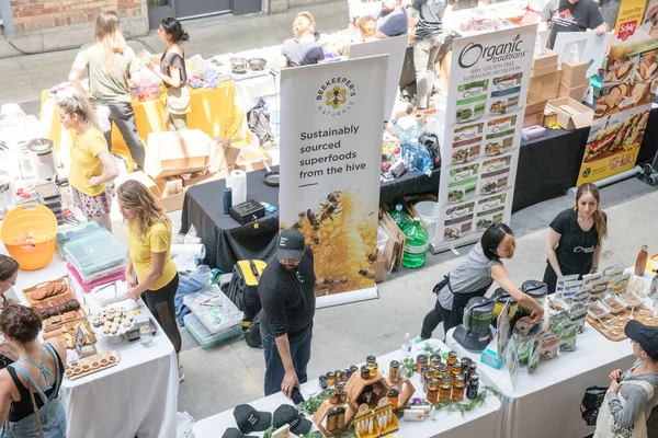 カナダ オンタリオ州トロント 2018年5月27日Wychwood Barnsで開催されたイベントでグルッテンフリーフードイベント 人々は食べ物を食べる — ストック写真