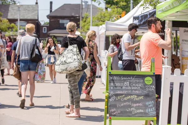 Toronto, Ontario, Kanada - 27 Mayıs 2018 Glutten Ücretsiz Gıda Etkinliği, WYCHWOOD BARS 'ta insanlar yemek yiyor.