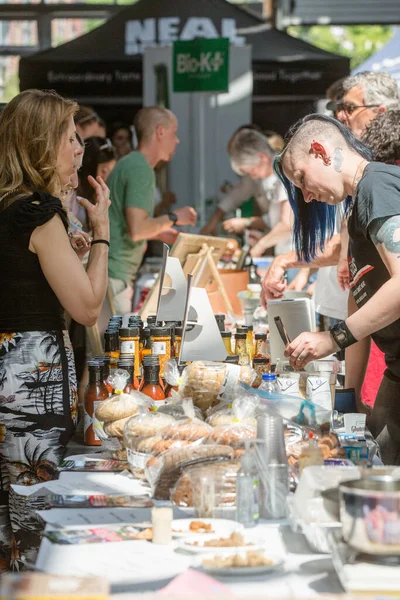 カナダ オンタリオ州トロント 2018年5月27日Wychwood Barnsで開催されたイベントでグルッテンフリーフードイベント 人々は食べ物を食べる — ストック写真
