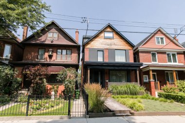 TORONTO, CANADA - 21 Ağustos 2017: High Park / RONCESVALLE Mahallesindeki İKİNCİ HASTANLAR.