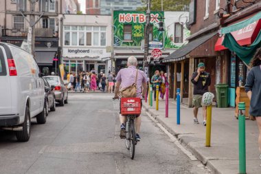 3 HAZİRAN 2018 KENSİNGTON MARKET 'DE İNSANLAR AŞIYOR.