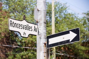 TORONTO, CANADA - 21 AĞUSTOS 2017: RONCESVALLES AVENUE STREET İŞARETİ