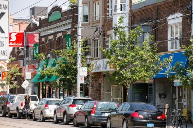 TORONTO, Kanada - 21 AĞUSTOS 2017 GÜNEY, İNSANLAR YÜKSEK YÜKSEYOR. 