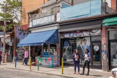 3 HAZİRAN 2018 KENSİNGTON MARKET 'DE İNSANLAR AŞIYOR.